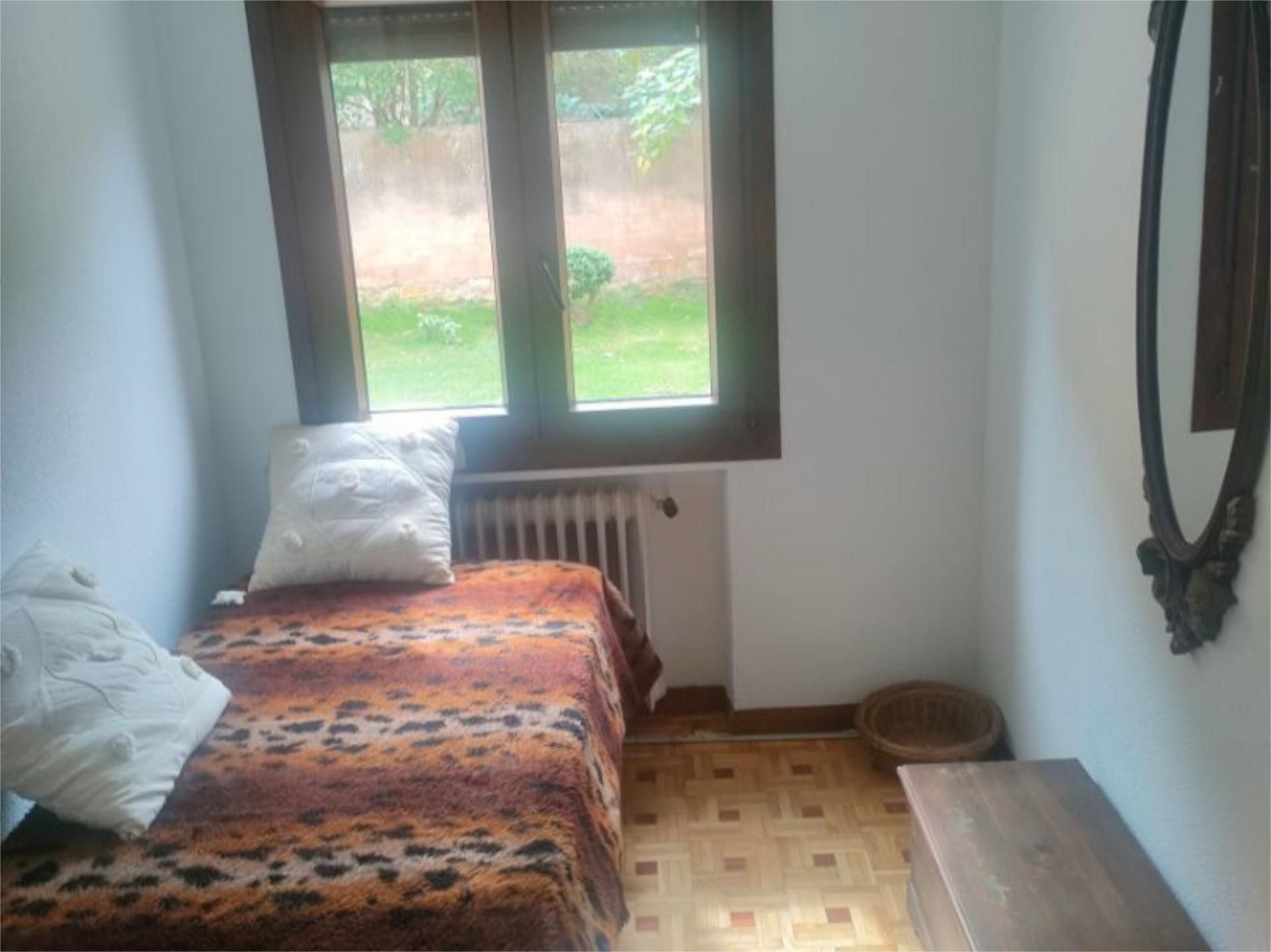Habitación de Piso de alquiler en Sigüenza con Calefacción, Jardín privado y Parquet