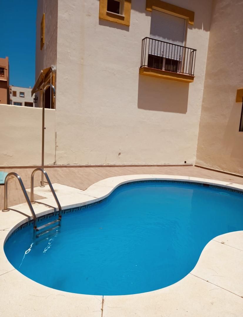 Piscina de Casa adosada en venta en Estepona con Aire acondicionado, Terraza y Piscina