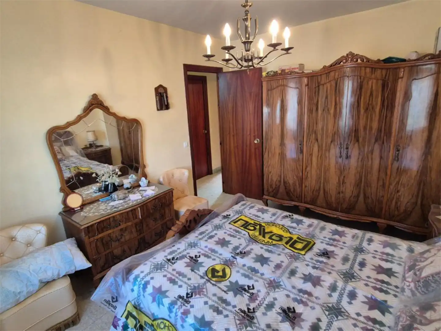 Casa o chalet en venta en Calle Isabel la Católica, 18, Landete Habitación de Casa o chalet en venta en Landete con Terraza y Balcón