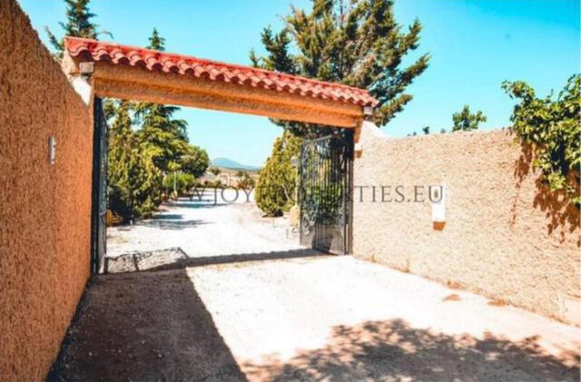Casa adosada en venda en Baza amb Calefacció, Jardí privat i Terrassa