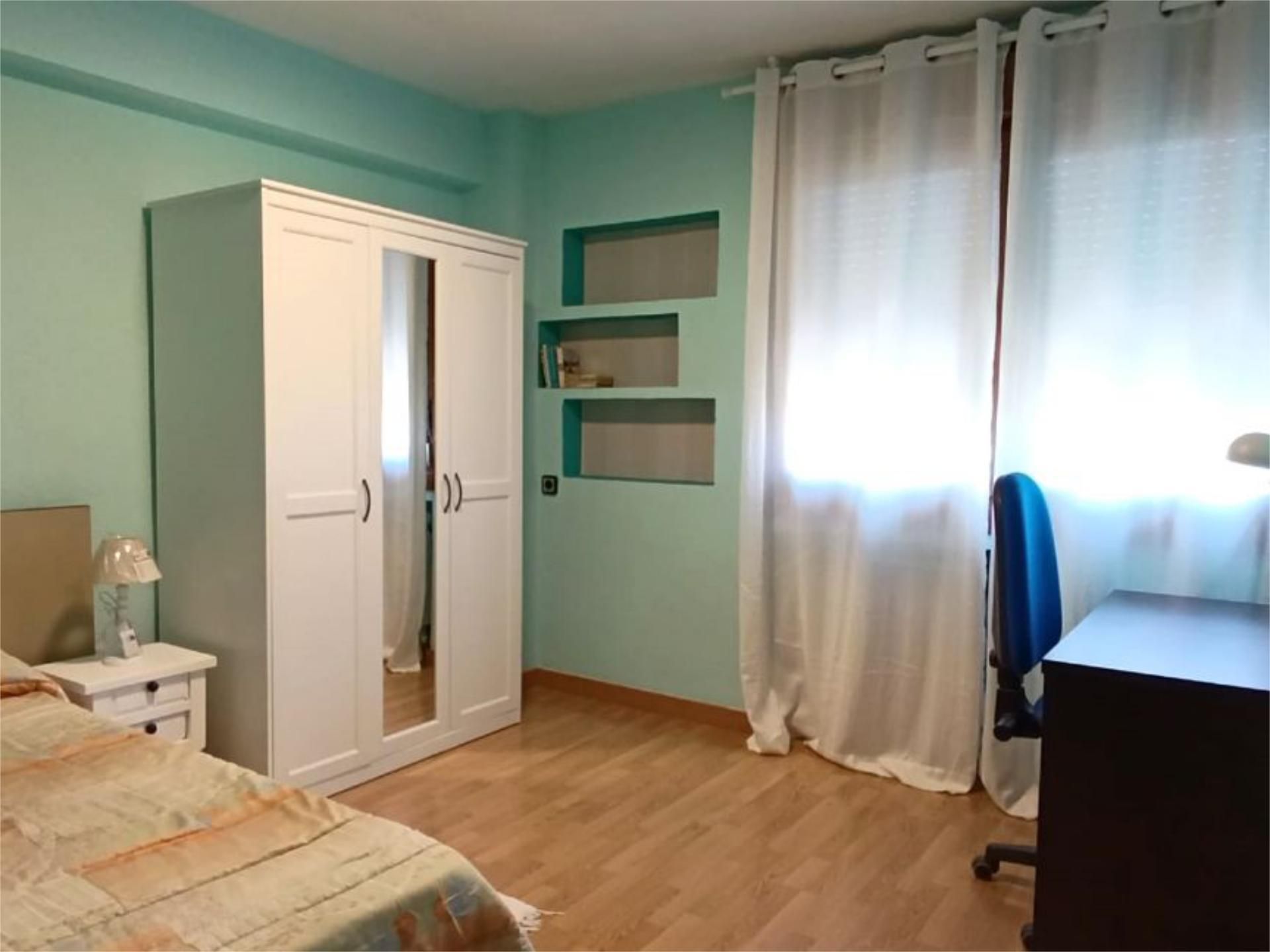 Bedroom of Flat to share in Palencia Capital  with Heating, Parquet flooring and Furnished