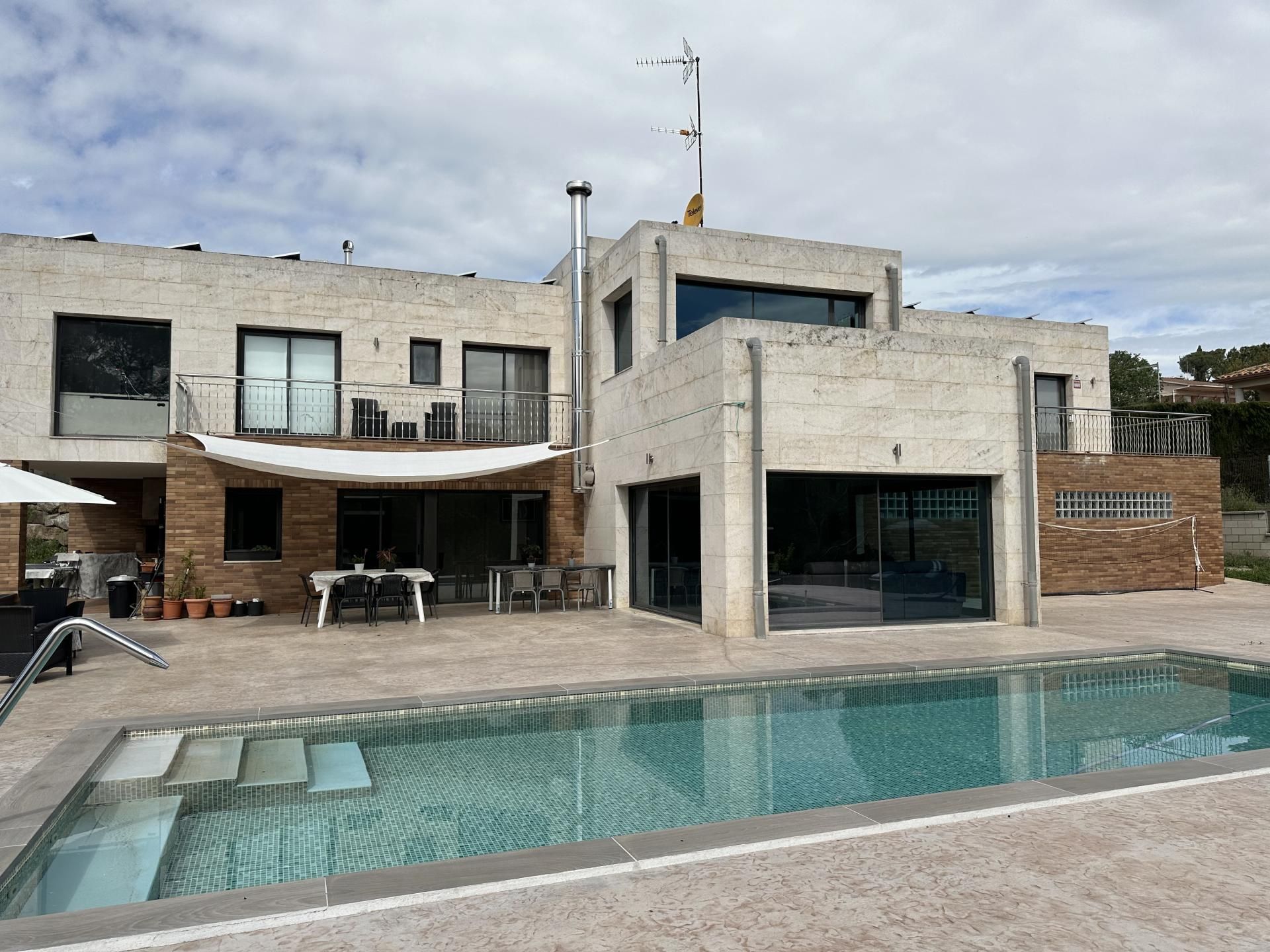 Vista exterior de Casa o xalet en venda en Lliçà de Vall amb Aire condicionat, Terrassa i Piscina