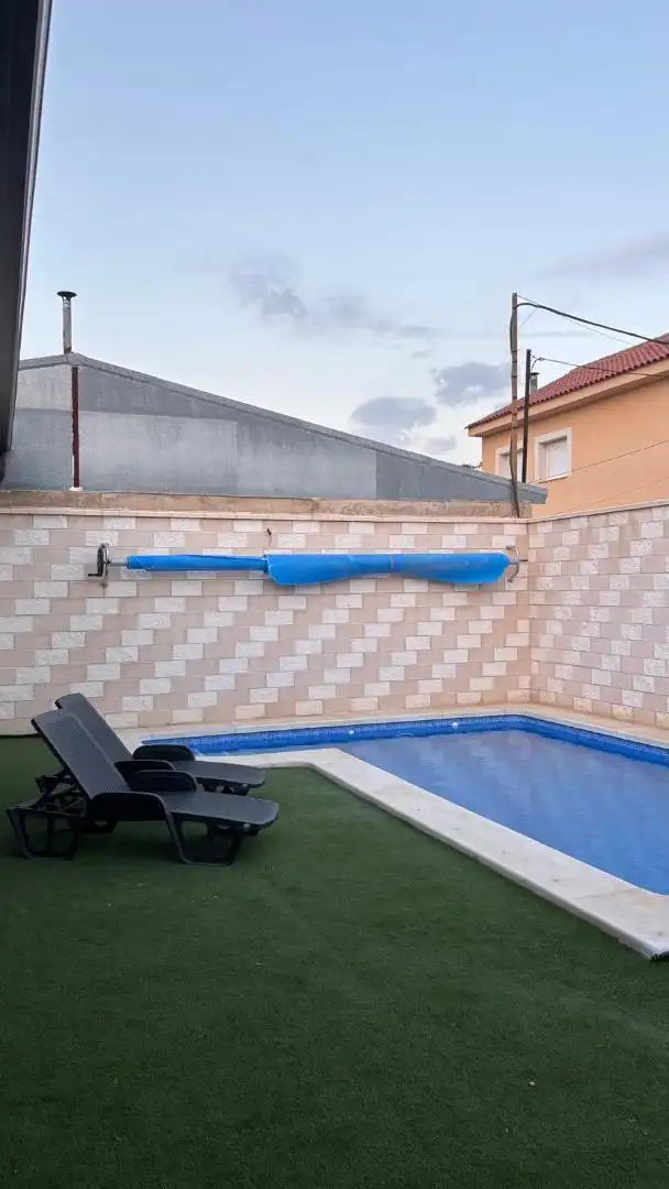 Einfamilien-Reihenhaus zum Verkauf in Calle del Polvillo, 14, Pozuelo de Calatrava Schwimmbecken von Einfamilien-Reihenhaus zum Verkauf in Pozuelo de Calatrava mit Klimaanlage, Schwimmbad und Balkon