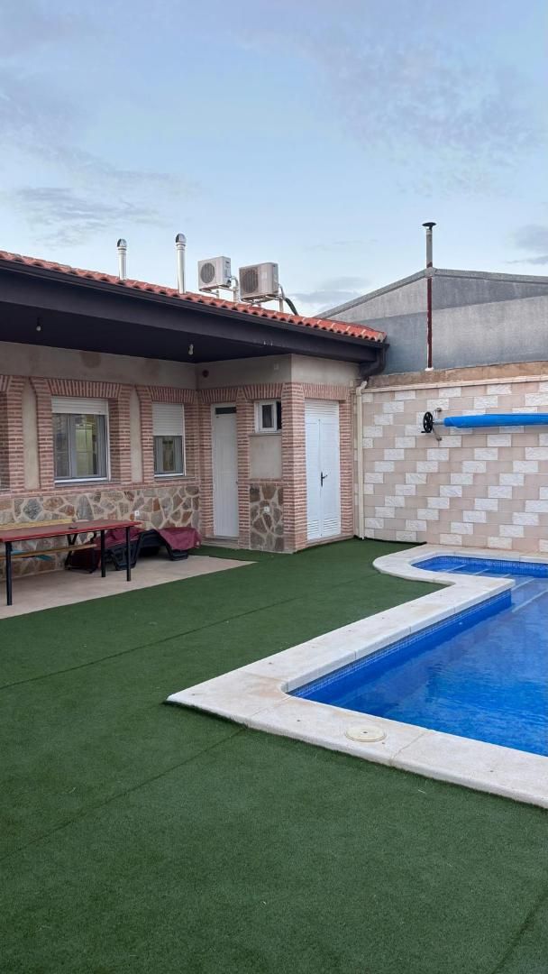Piscina de Casa adosada en venda en Pozuelo de Calatrava amb Aire condicionat, Jardí privat i Parquet