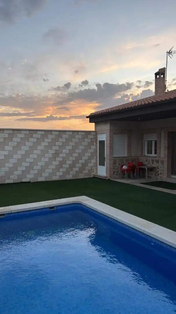 Einfamilien-Reihenhaus zum Verkauf in Calle del Polvillo, 14, Pozuelo de Calatrava Terrasse von Einfamilien-Reihenhaus zum Verkauf in Pozuelo de Calatrava mit Klimaanlage, Schwimmbad und Balkon