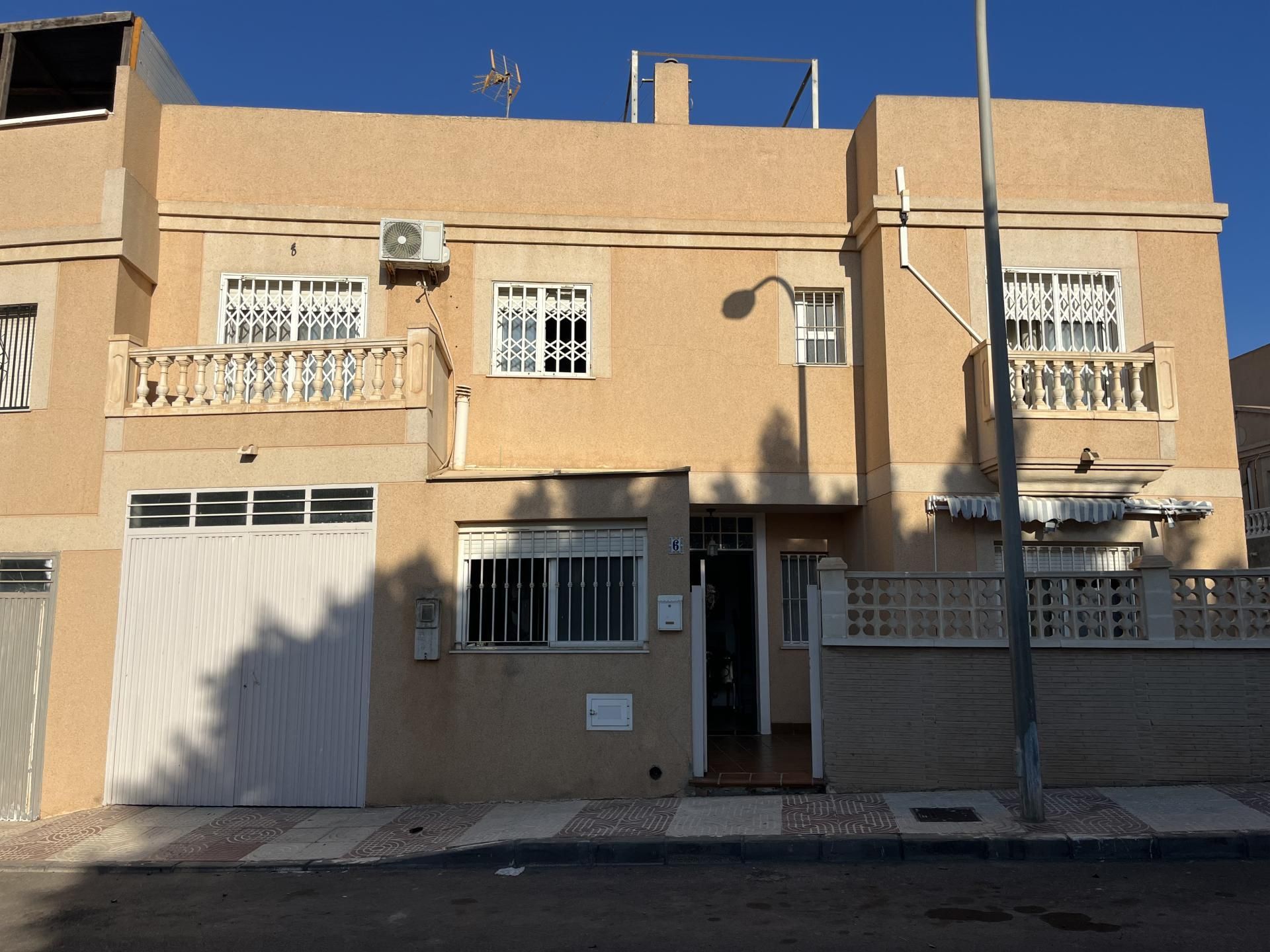 Vista exterior de Dúplex en venda en Roquetas de Mar amb Aire condicionat, Calefacció i Parquet