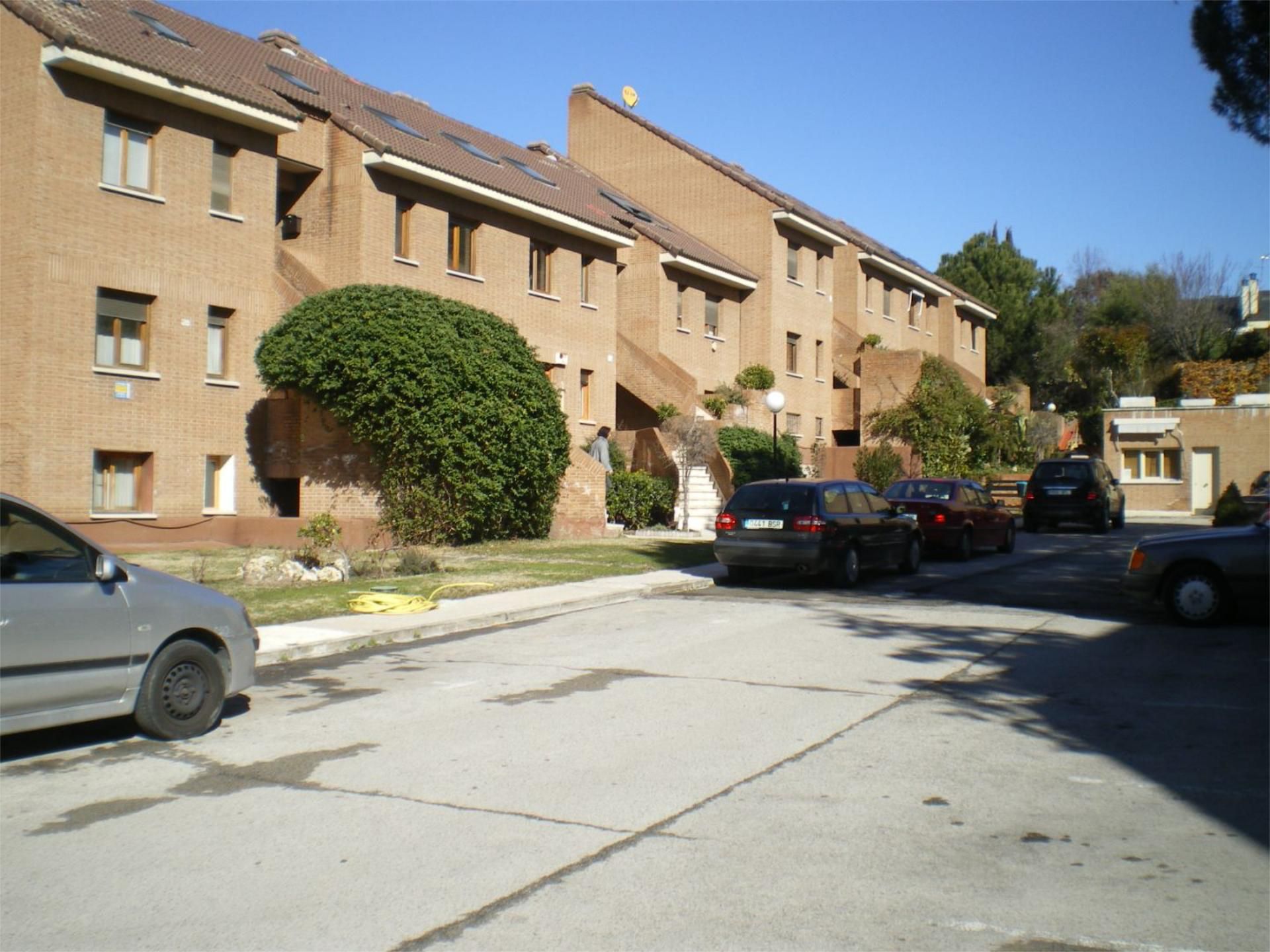 Vista exterior de Pis per a compartir en La Moraleja amb Calefacció, Parquet i Piscina