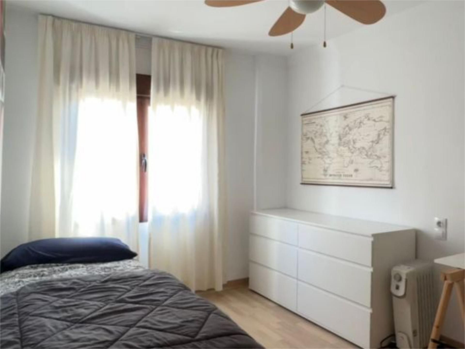 Pis de lloguer a Cuesta de San Antonio, 1, San Ildefonso Dormitori de Pis de lloguer en  Granada Capital amb Aire condicionat, Calefacció i Terrassa