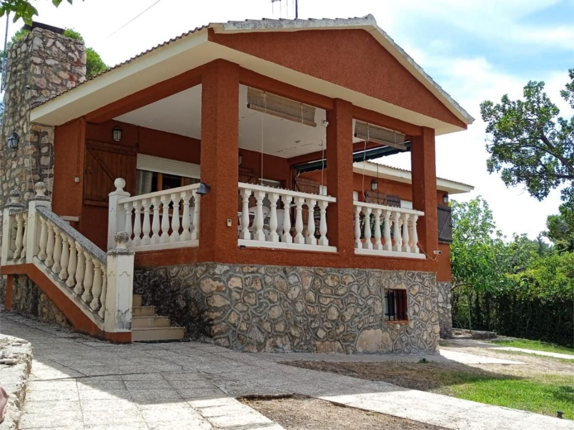 Vista exterior de Casa o xalet en venda en Albalate de Zorita amb Piscina