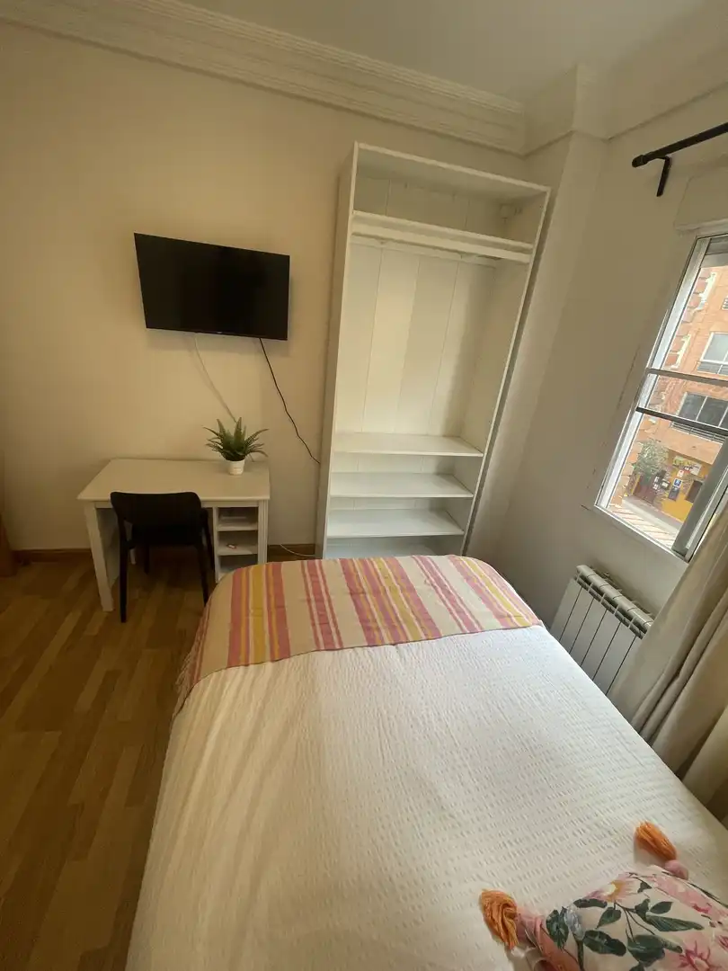 Room in Calle Duquesa de la Victoria, 71, Residencia Bedroom of Flat for share in Logroño with Heating, Parquet flooring and Furnished