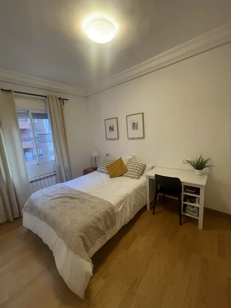 Room in Calle Duquesa de la Victoria, 71, Residencia Bedroom of Flat for share in Logroño with Heating, Parquet flooring and Furnished