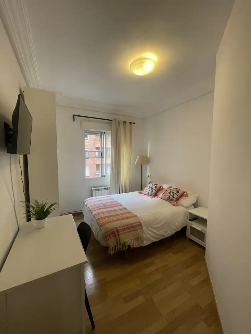 Room in Calle Duquesa de la Victoria, 71, Residencia Bedroom of Flat for share in Logroño with Heating, Parquet flooring and Furnished