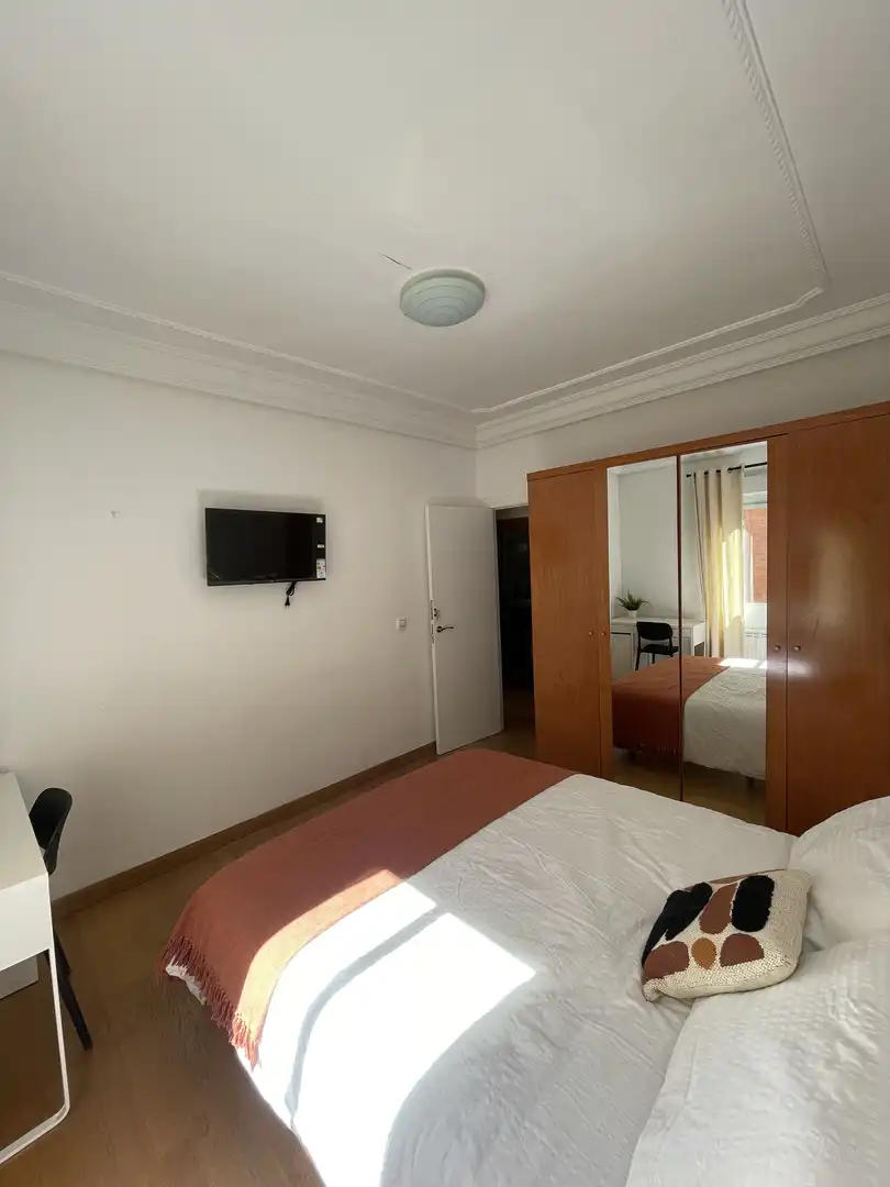 Room in Calle Duquesa de la Victoria, 71, Residencia Bedroom of Flat for share in Logroño with Heating, Parquet flooring and Furnished