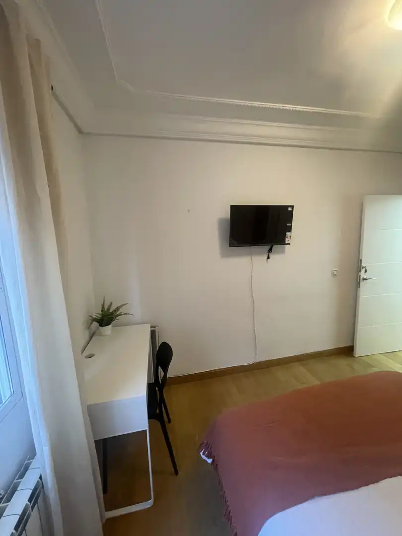 Room in Calle Duquesa de la Victoria, 71, Residencia Bedroom of Flat for share in Logroño with Heating, Parquet flooring and Furnished