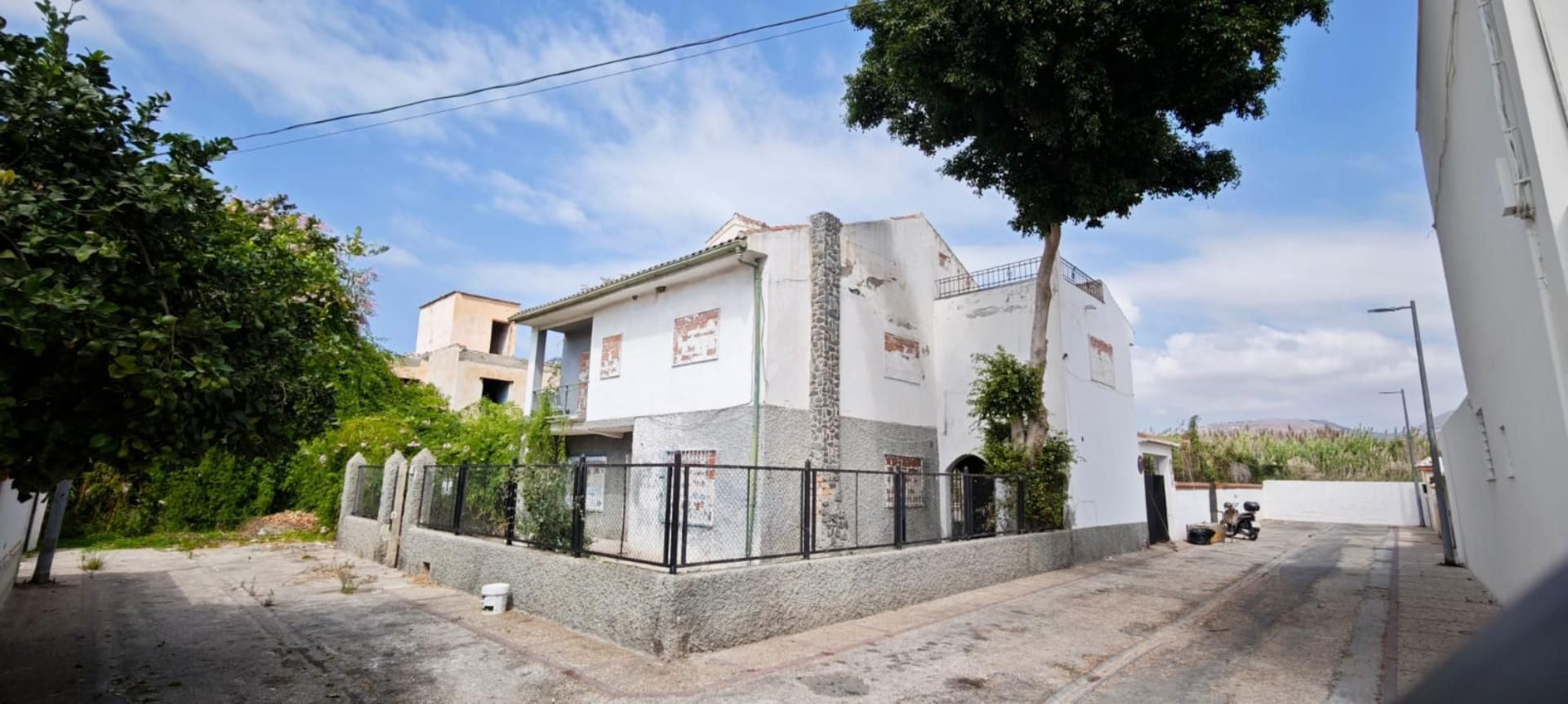 Vista exterior de Casa o xalet en venda en Motril amb Jardí privat, Terrassa i Traster