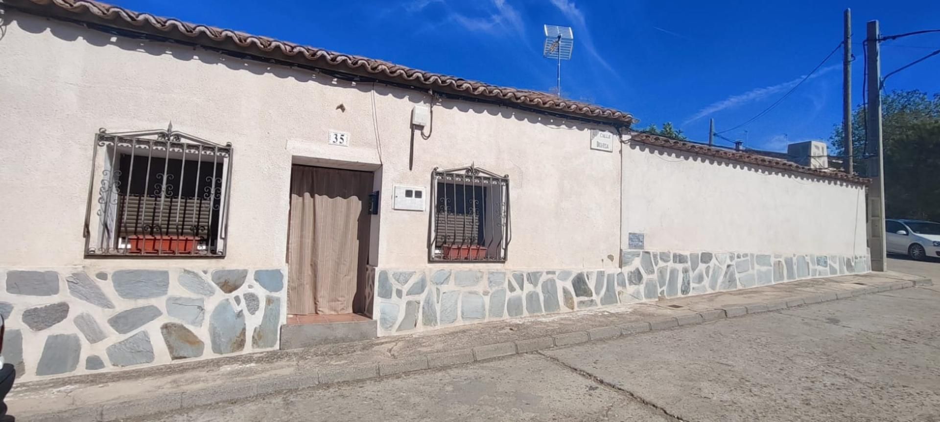 Vista exterior de Casa o xalet en venda en Santa Ana de Pusa amb Aire condicionat, Terrassa i Balcó