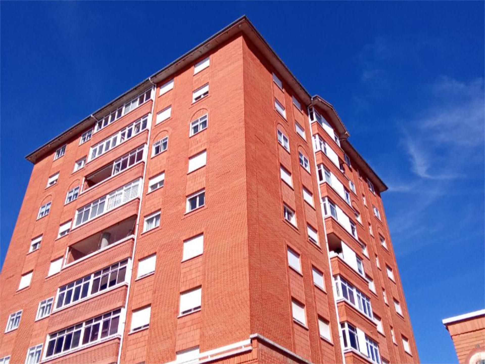 Vista exterior de Piso en venta en León Capital  con Calefacción, Parquet y Terraza