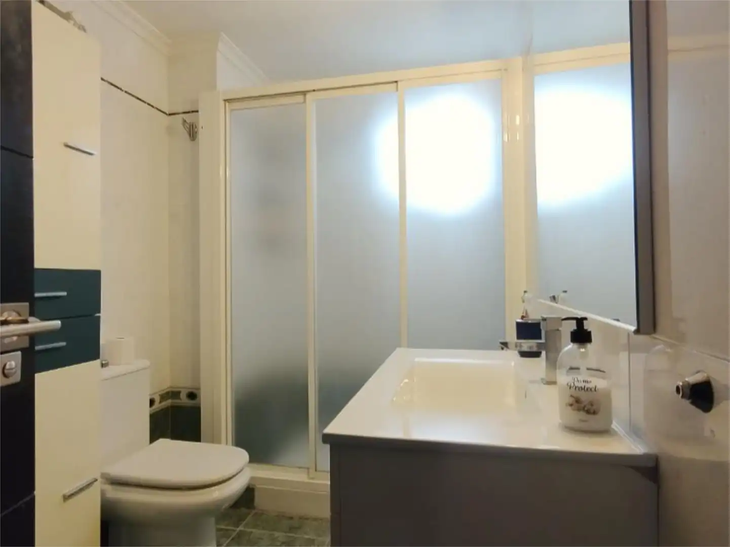 Piso en venta en Calle Clementinas, 17, Sta. Aurelia - Cantábrico - Atlàntico - La Romería Baño de Piso en venta en Sevilla con Aire acondicionado, Terraza y Piscina