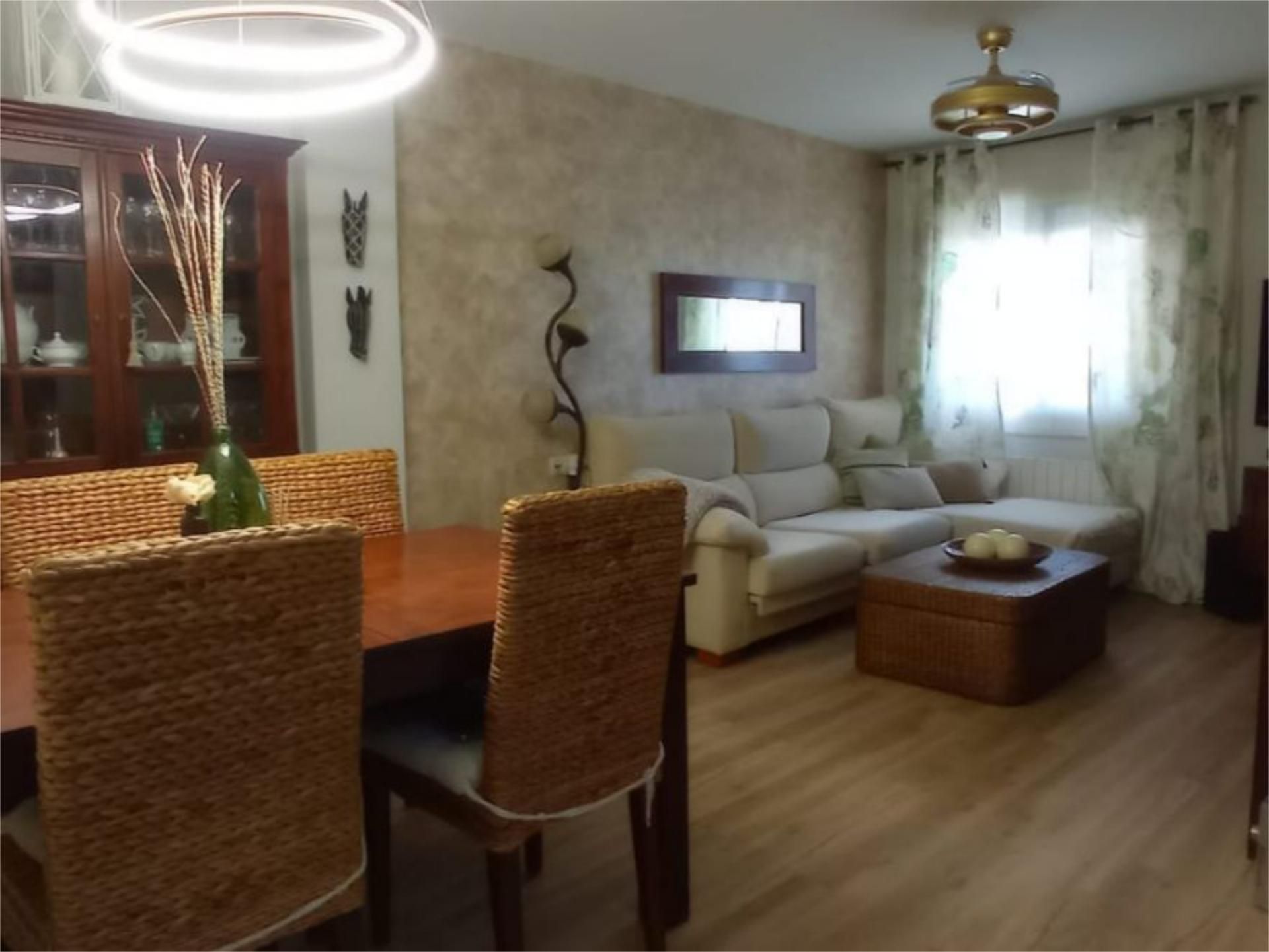 Sala d'estar de Casa adosada en venda en Jamilena amb Aire condicionat, Terrassa i Balcó