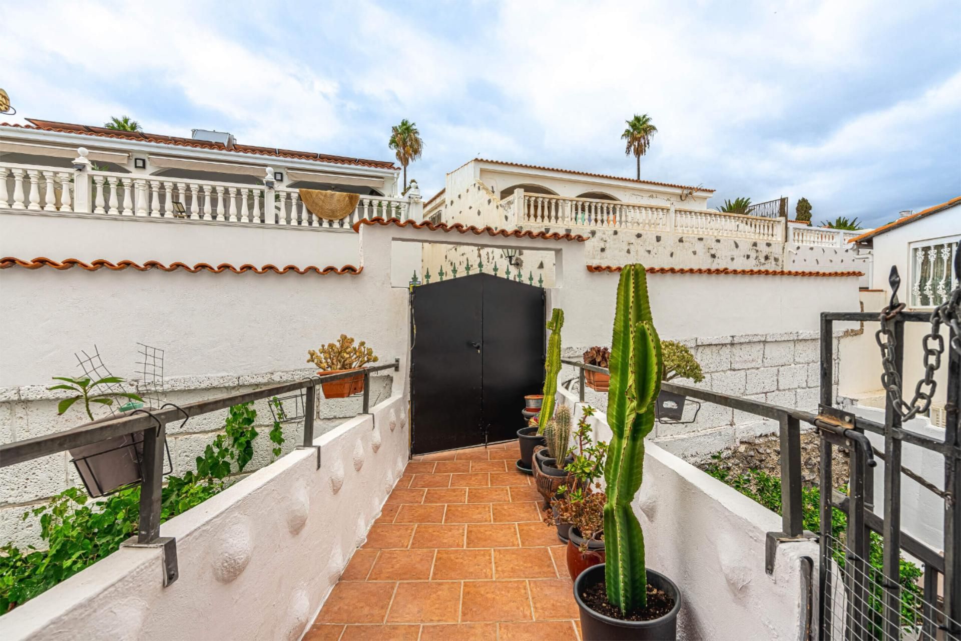 Vista exterior de Casa o xalet en venda en Arona amb Jardí privat, Terrassa i Piscina