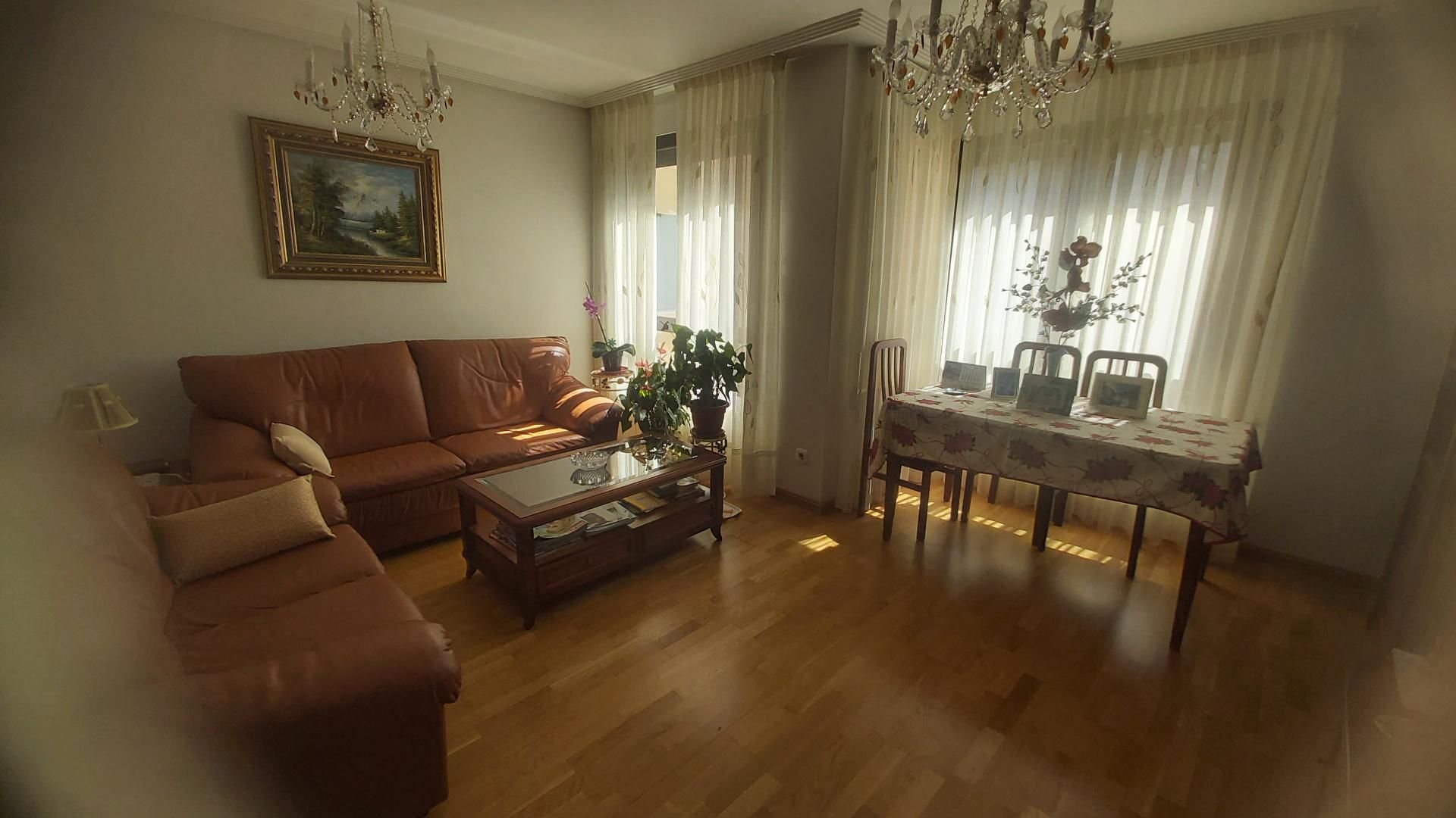 Sala de estar de Piso en venta en León Capital  con Calefacción, Parquet y Terraza