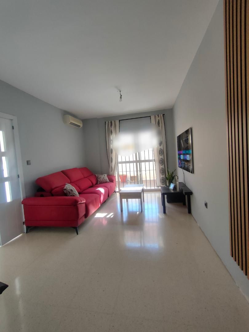 Sala d'estar de Casa adosada en venda en Alcalá de Guadaira amb Aire condicionat, Traster i Moblat