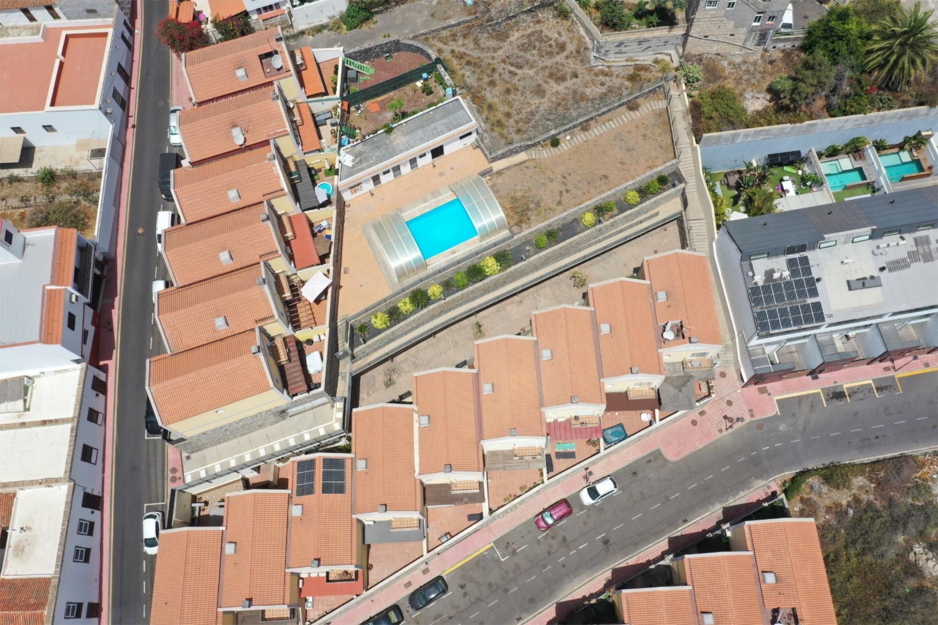 Vista exterior de Casa adosada en venda en San Miguel de Abona amb Aire condicionat, Terrassa i Piscina