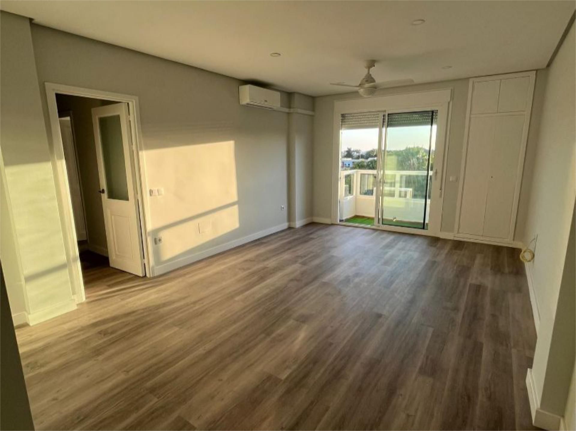 Living room of Flat to rent in Jerez de la Frontera  with Air Conditioner, Parquet flooring and Terrace