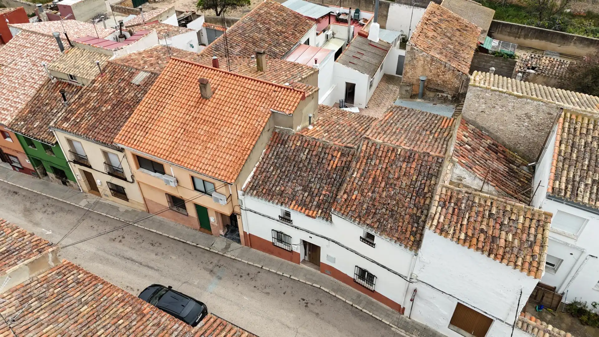 Casa adosada en venda a Calle Libertad, 5, Alpera Vista exterior de Casa adosada en venda en Alpera amb Jardí privat, Terrassa i Moblat