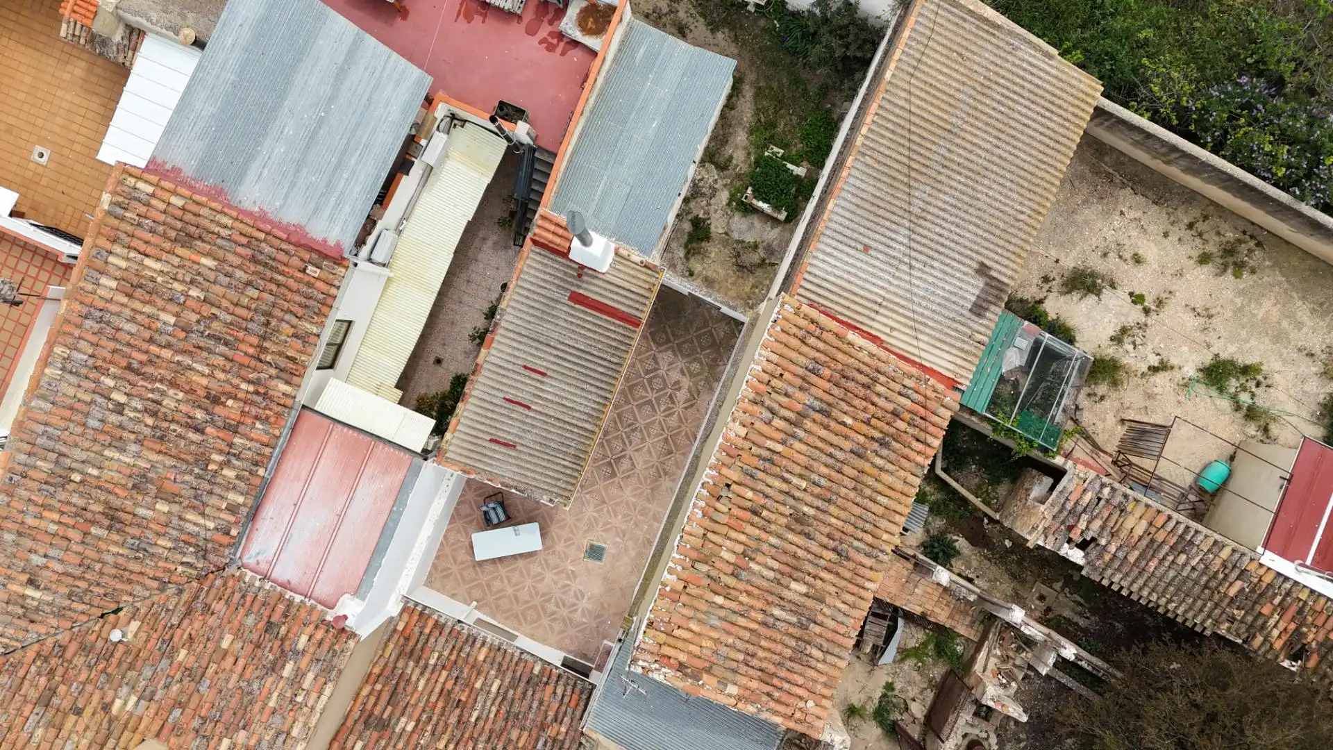 Casa adosada en venda a Calle Libertad, 5, Alpera Vista exterior de Casa adosada en venda en Alpera amb Jardí privat, Terrassa i Moblat