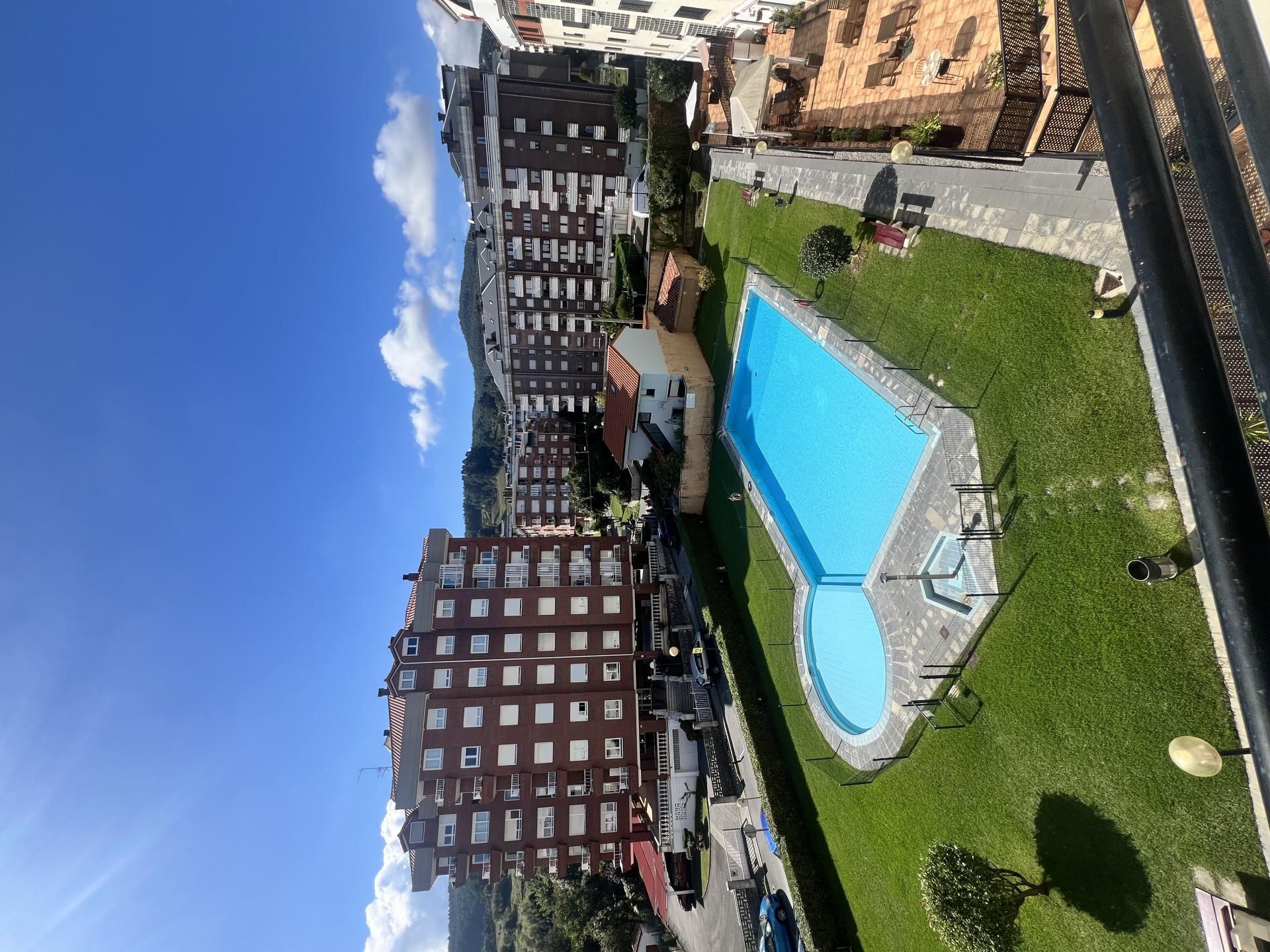 Piscina de Pis en venda en Castro-Urdiales amb Aire condicionat, Terrassa i Piscina