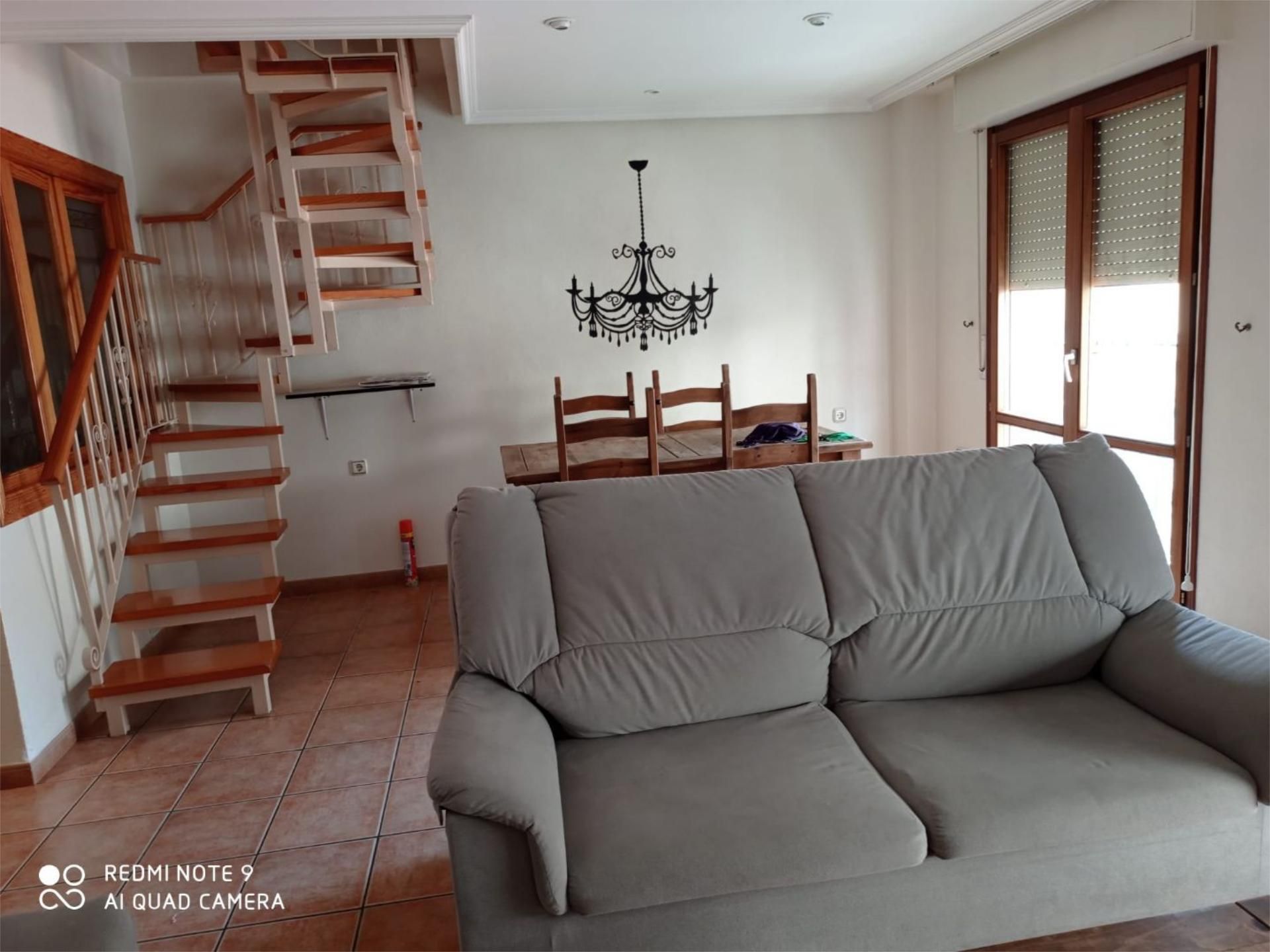Sala d'estar de Dúplex de lloguer en Novelda amb Aire condicionat, Calefacció i Moblat