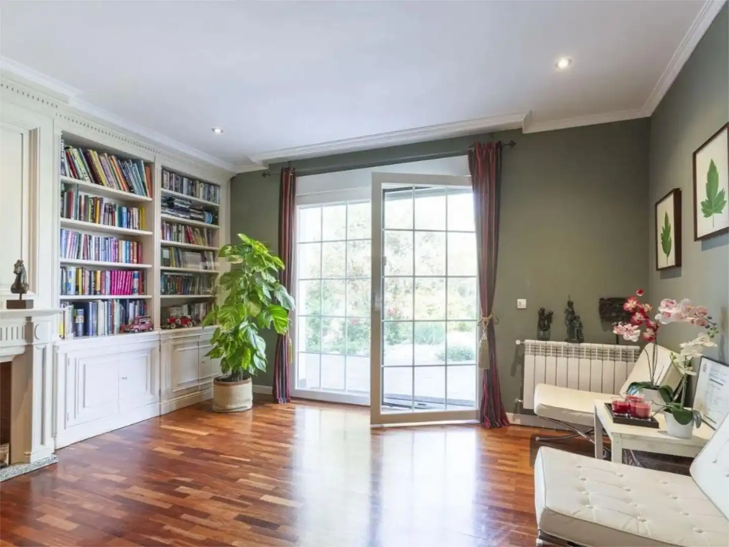 Piso en venta en Villafranca del Castillo Sala de estar de Piso en venta en Villanueva de la Cañada con Aire acondicionado, Calefacción y Jardín privado