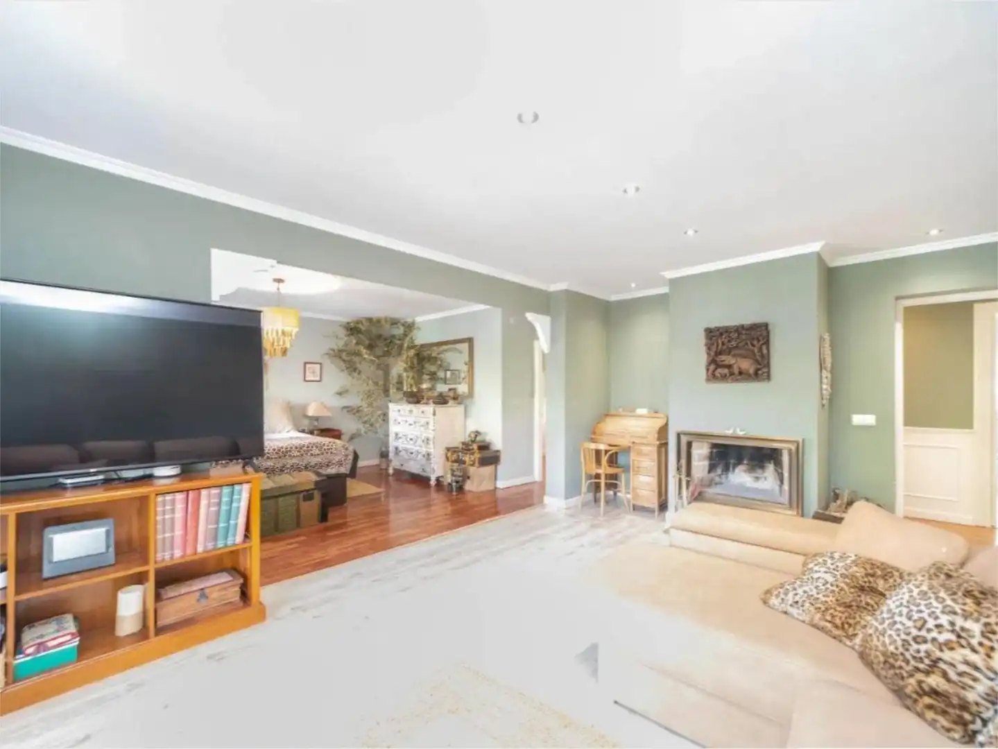 Piso en venta en Villafranca del Castillo Sala de estar de Piso en venta en Villanueva de la Cañada con Aire acondicionado, Calefacción y Jardín privado