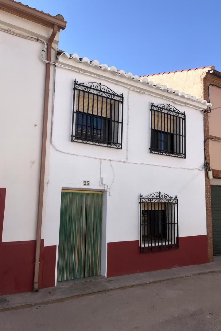 Vista exterior de Casa adosada en venda en Villahermosa amb Terrassa i Balcó