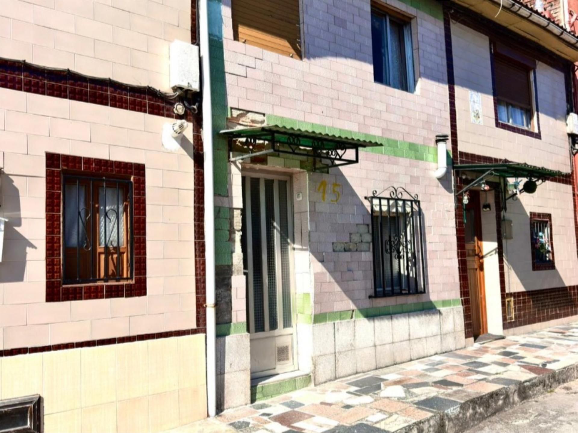 Pis en venda a La Peña, 15, San Pedro - Siana Vista exterior de Pis en venda en Mieres (Asturias)