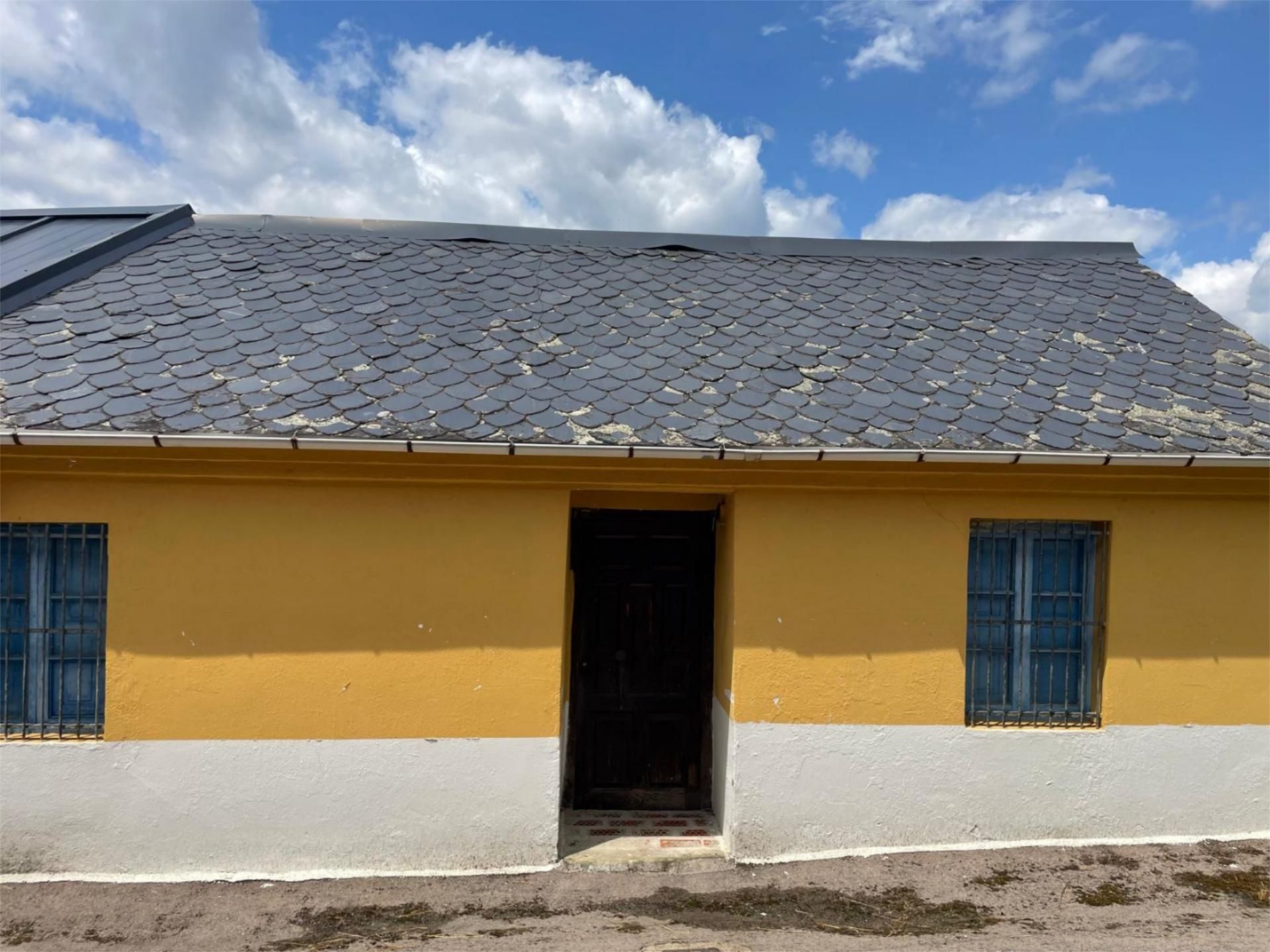 Vista exterior de Casa adosada en venda en Valle de Ancares amb Jardí privat i Traster