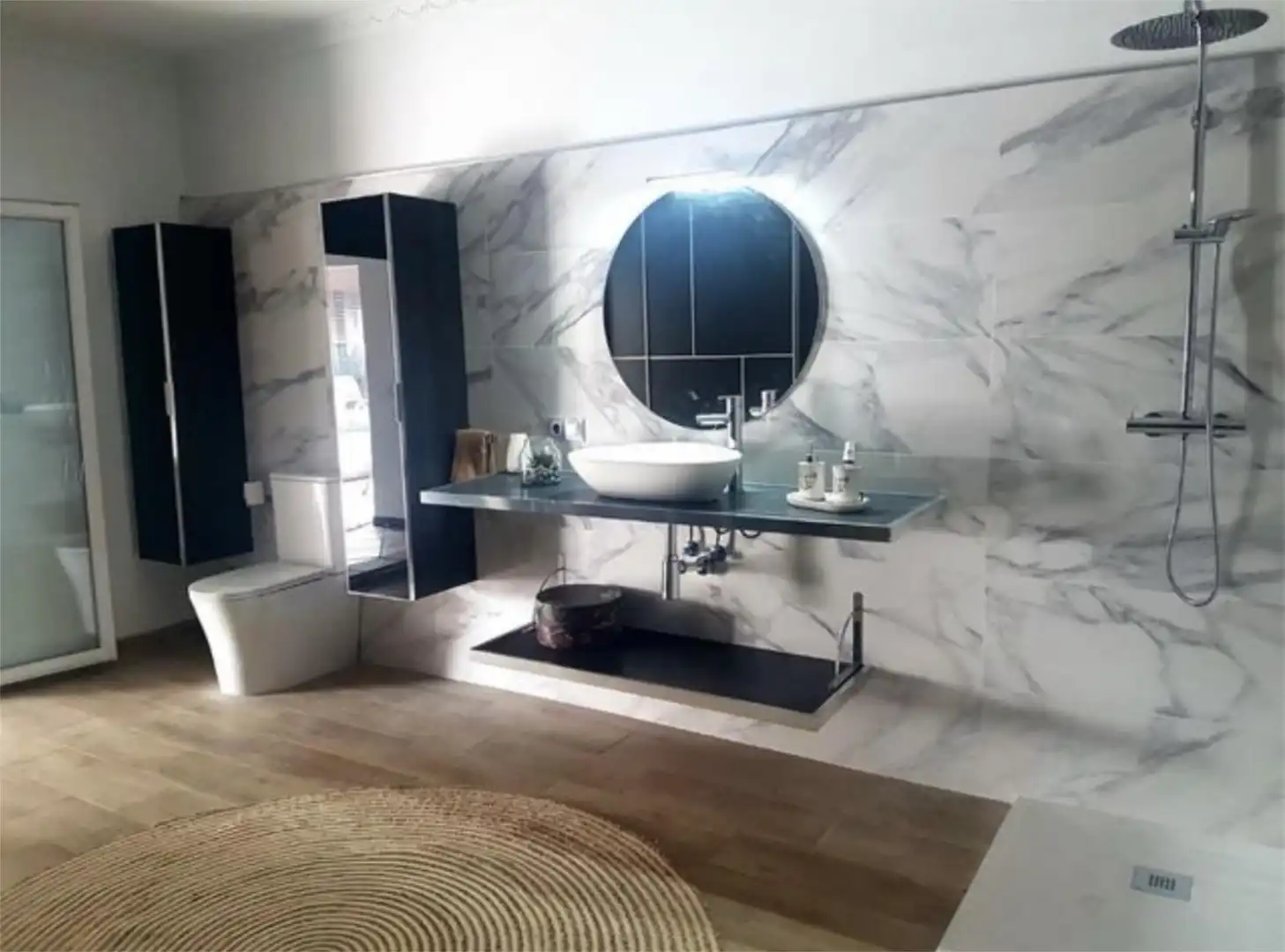 Badezimmer von Wohnung zum Verkauf in Adra mit Klimaanlage, Privatgarten und Parkett