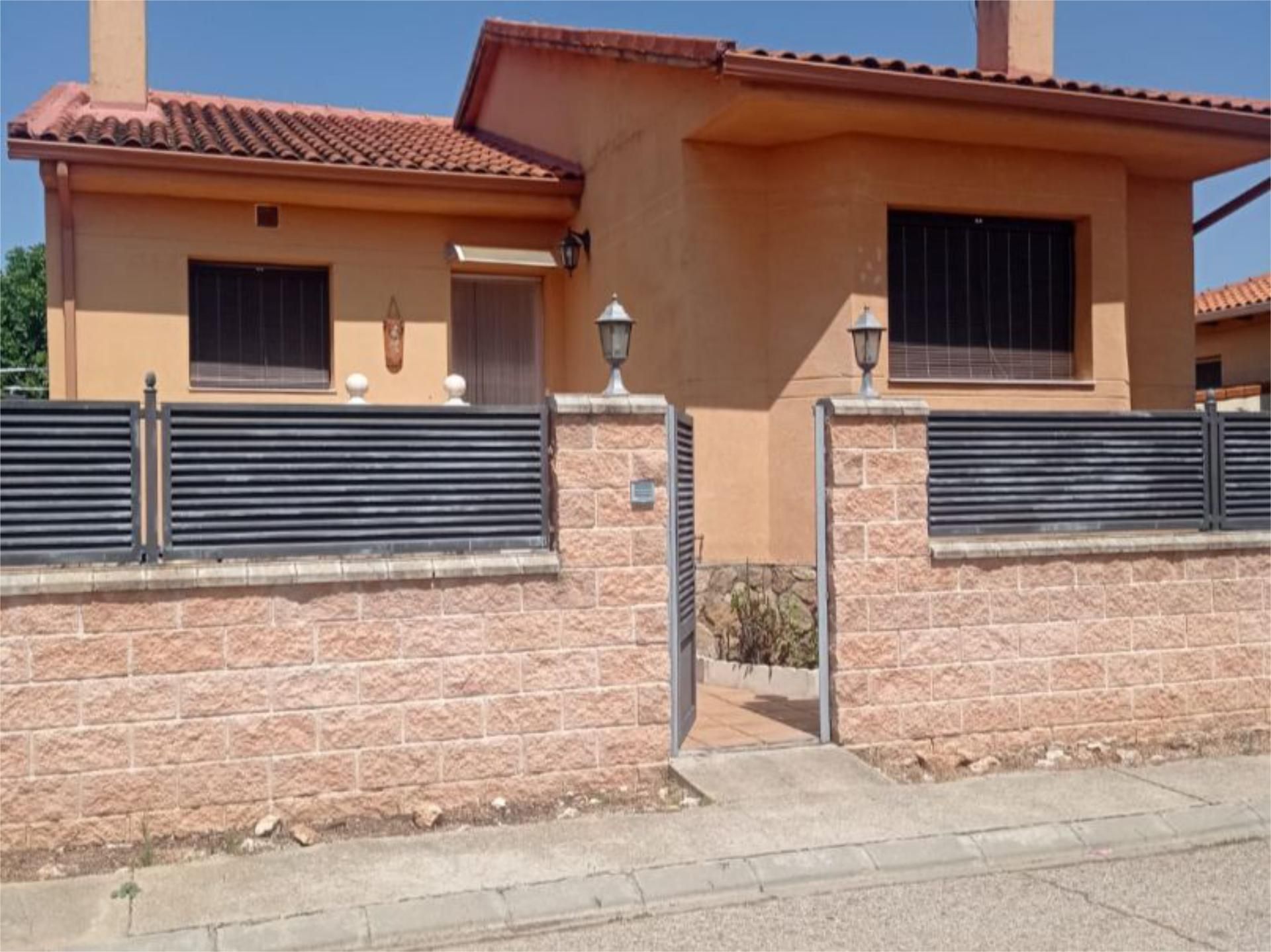 Vista exterior de Casa o xalet en venda en Loranca de Tajuña amb Jardí privat, Traster i Piscina