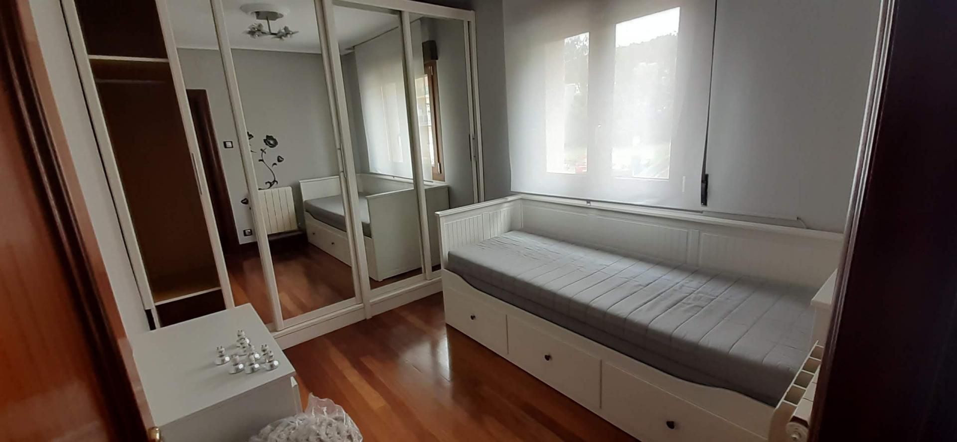 Schlafzimmer von Wohnung miete in Ortuella mit Heizung, Parkett und Möbliert