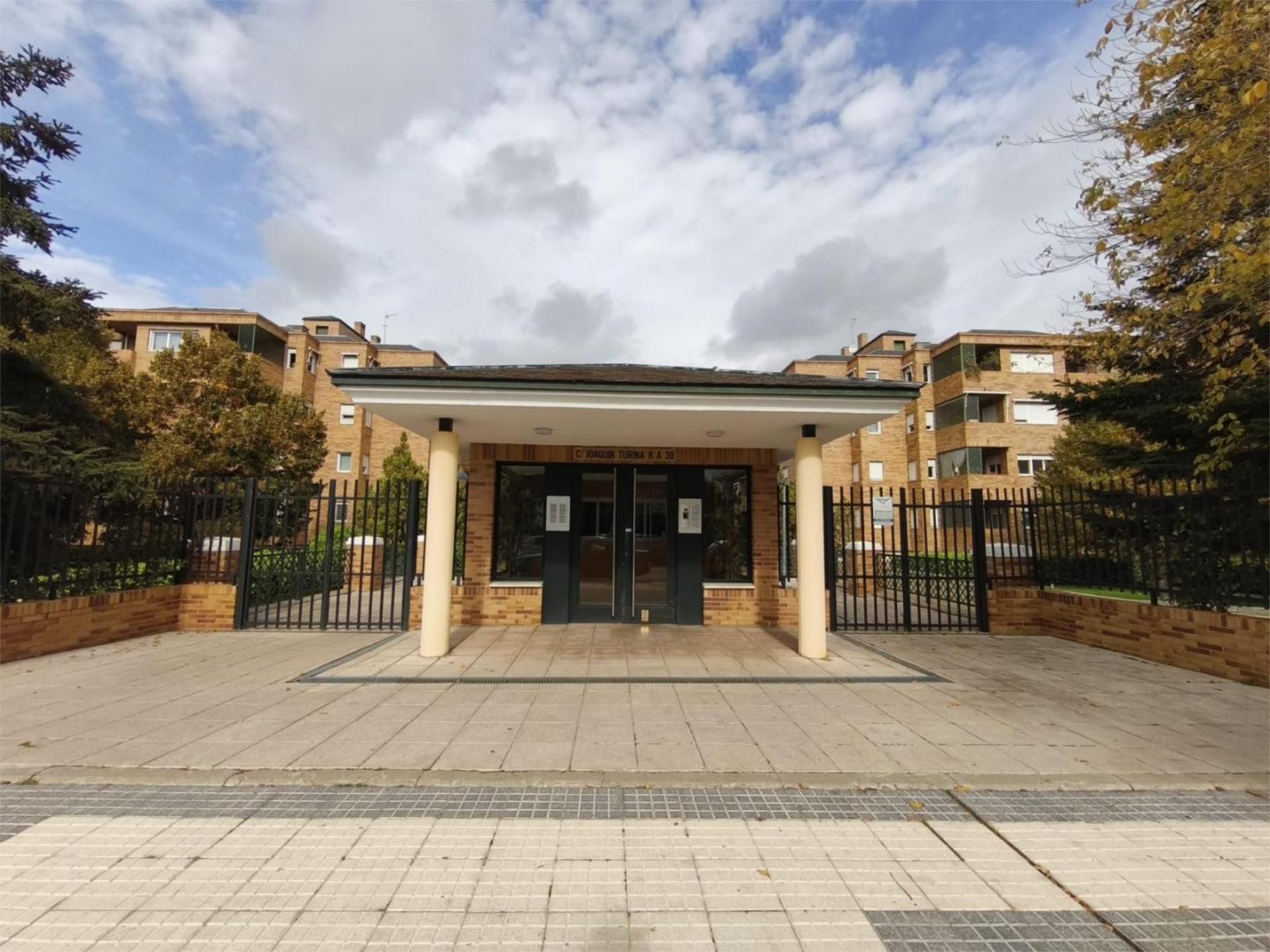 Flat for sale in Calle Joaquín Turina, 12, Golf - El Carralero Exterior view of Flat for sale in Majadahonda with Terrace, Swimming Pool and Balcony