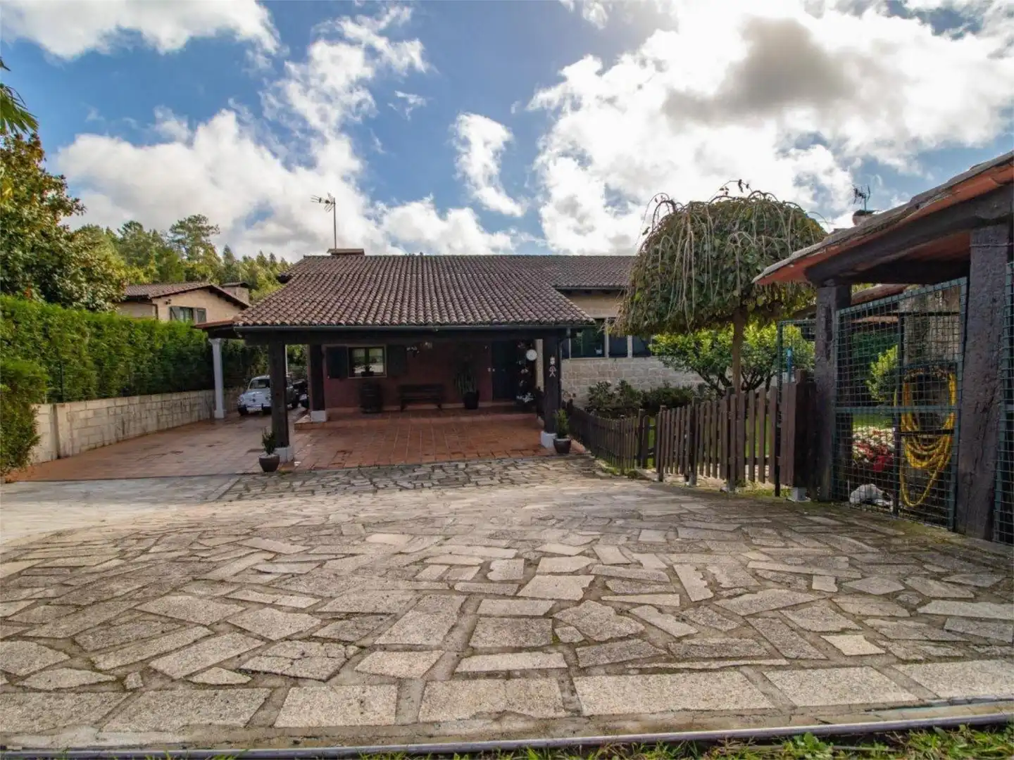 Casa o chalet en venta en Aldea Guimarans, 53, Bugallido Vista exterior de Casa o chalet en venta en Ames con Terraza, Piscina y Balcón