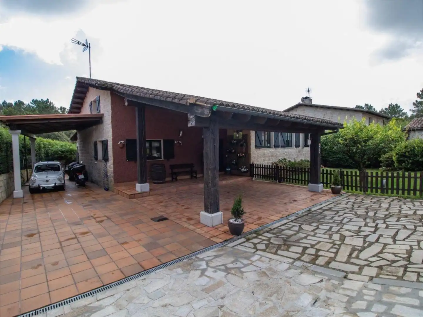Casa o chalet en venta en Aldea Guimarans, 53, Bugallido Vista exterior de Casa o chalet en venta en Ames con Terraza, Piscina y Balcón