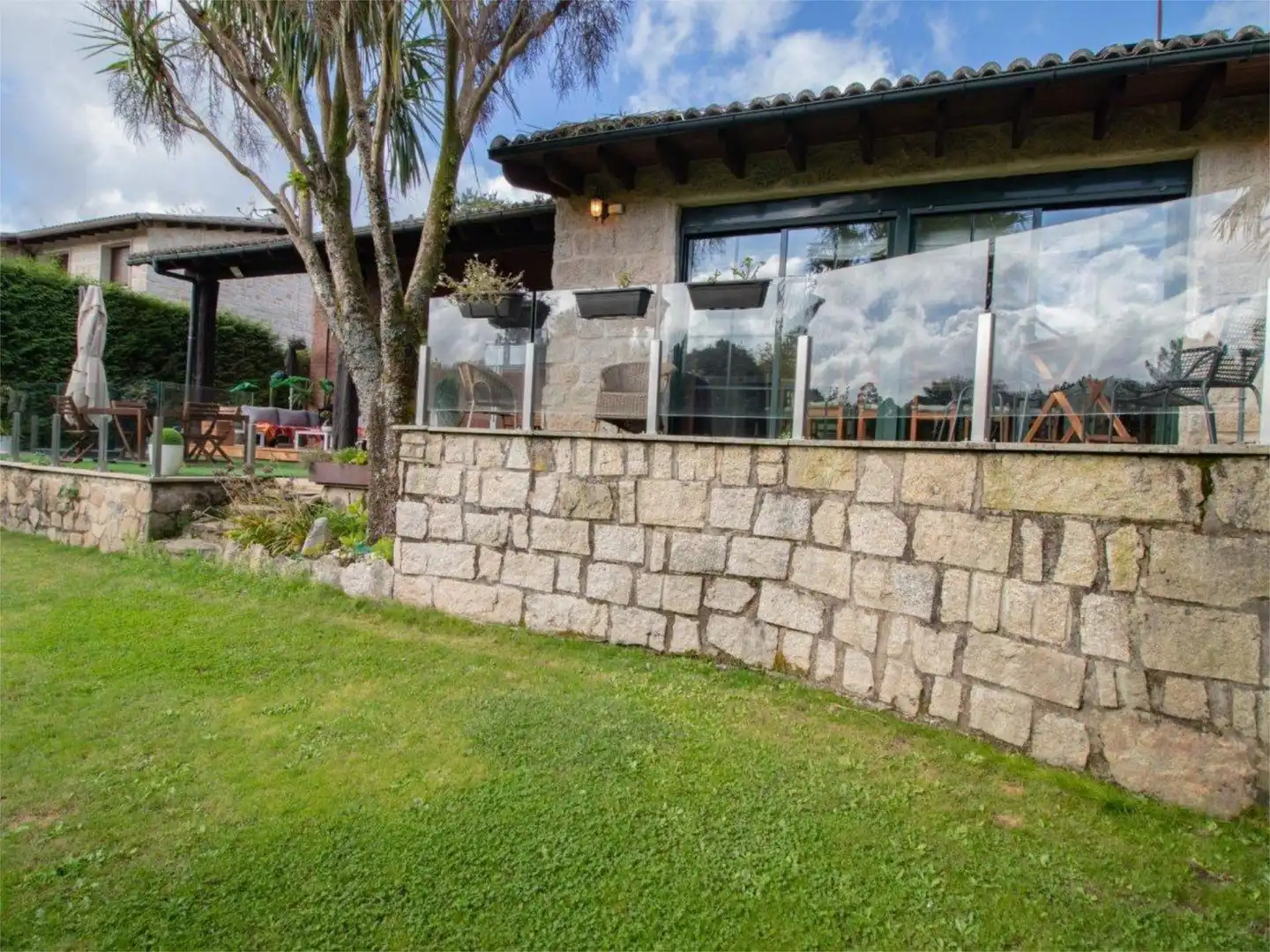 Casa o chalet en venta en Aldea Guimarans, 53, Bugallido Vista exterior de Casa o chalet en venta en Ames con Terraza, Piscina y Balcón