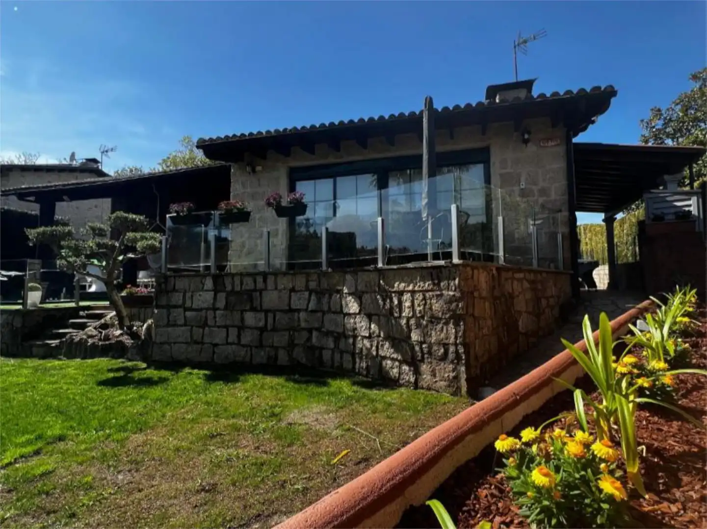 Casa o chalet en venta en Aldea Guimarans, 53, Bugallido Vista exterior de Casa o chalet en venta en Ames con Terraza, Piscina y Balcón