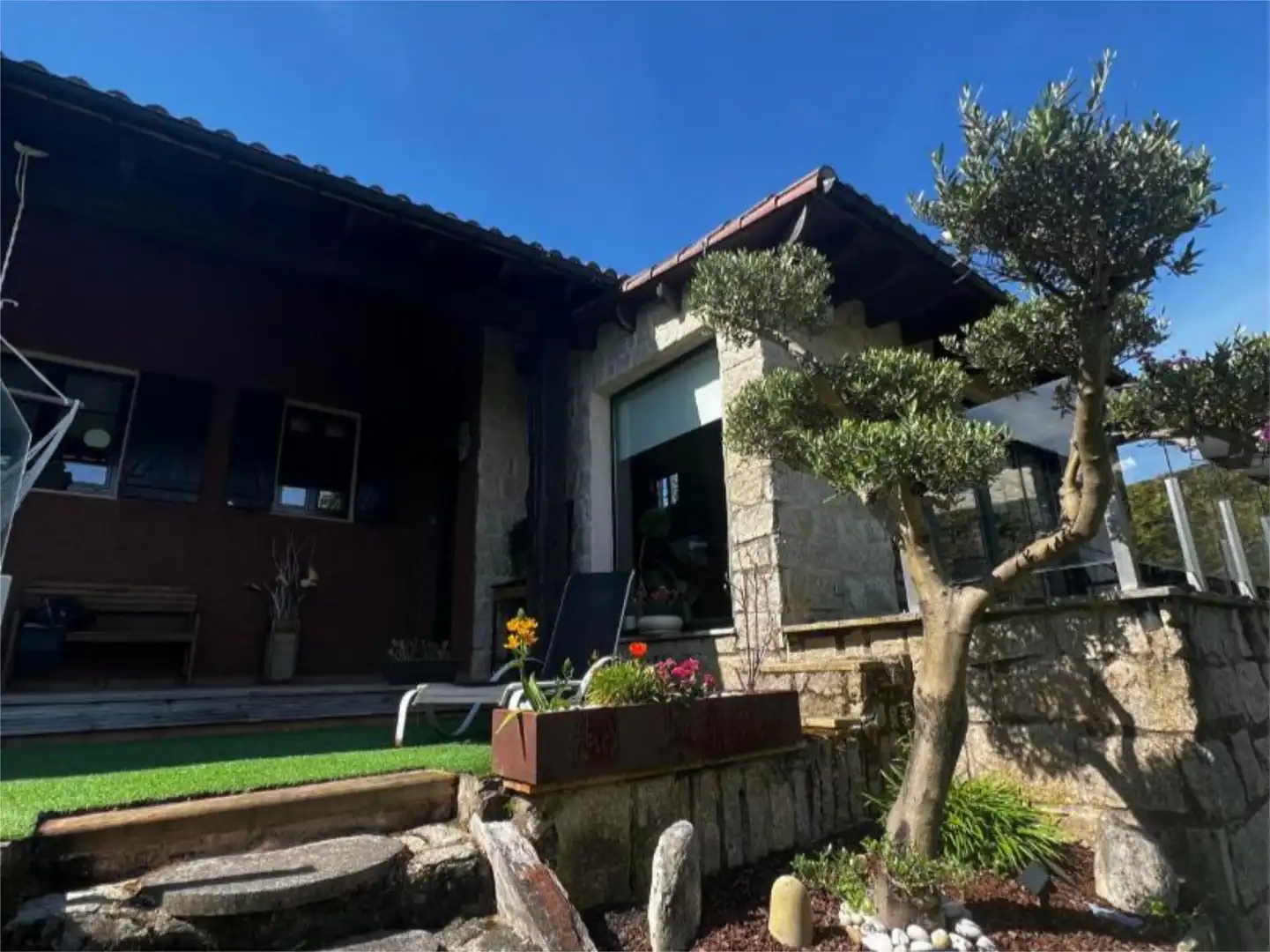 Casa o chalet en venta en Aldea Guimarans, 53, Bugallido Vista exterior de Casa o chalet en venta en Ames con Terraza, Piscina y Balcón