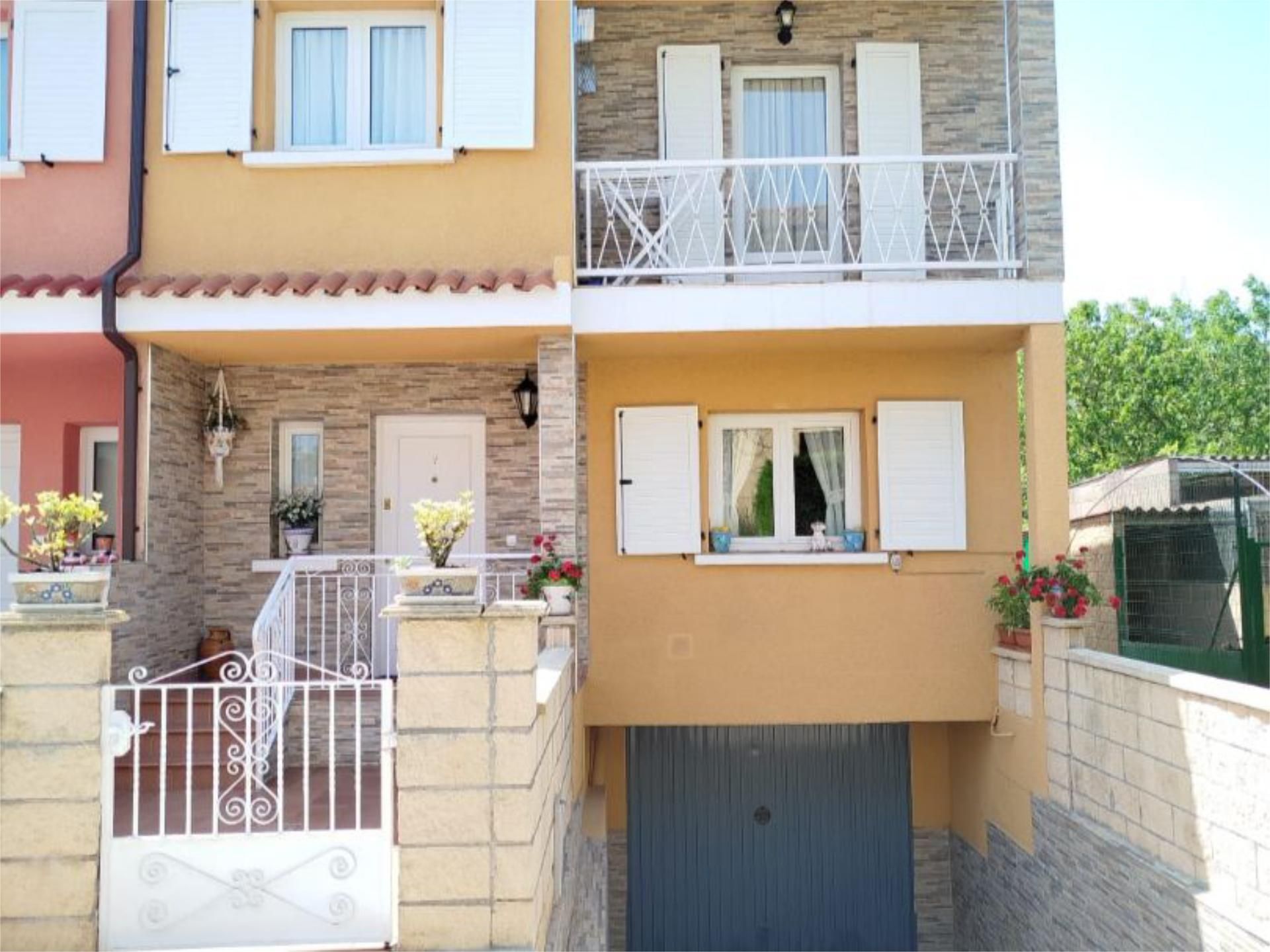 Vista exterior de Casa o xalet en venda en Penagos amb Terrassa i Balcó