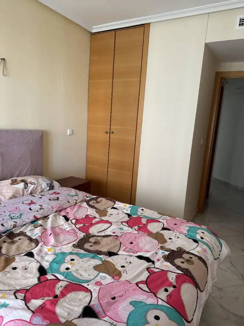 Pis de lloguer a Avinguda Mestral, 5, Las Azaleas - Alkadir Dormitori de Pis de lloguer en Villajoyosa / La Vila Joiosa amb Aire condicionat, Calefacció i Jardí privat