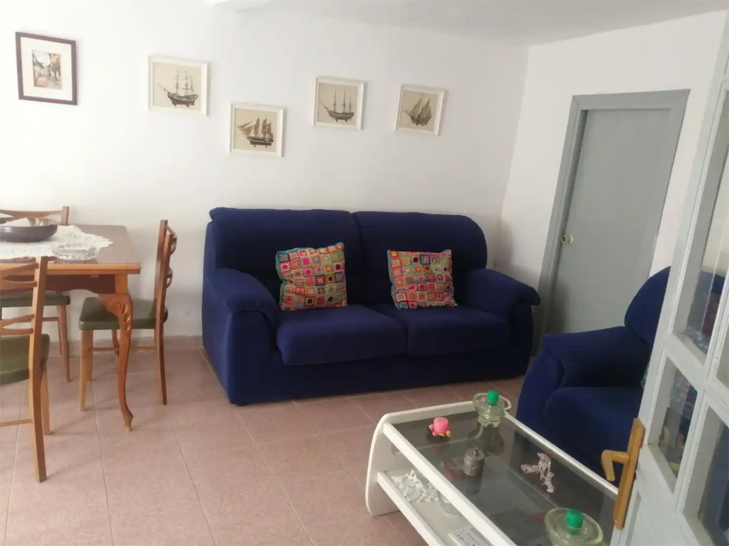 Casa adosada en venda a Calle de las Vistillas, 26, Palenzuela Sala d'estar de Casa adosada en venda en Palenzuela amb Jardí privat, Traster i Moblat