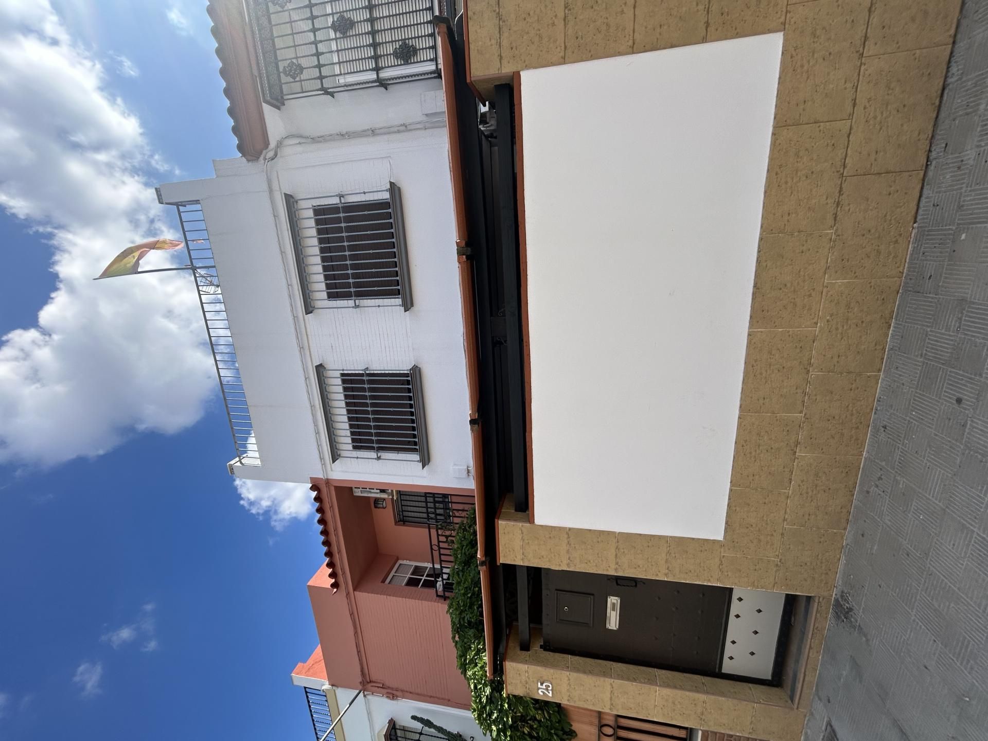 Vista exterior de Casa adosada en venda en Utrera amb Terrassa i Balcó